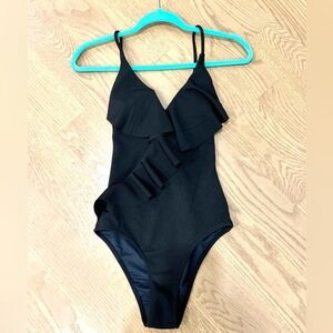 NWT | CUPSHE Faux-Wrap Ruffle Textured One-Piece Swimsuit | X-Small | Black​